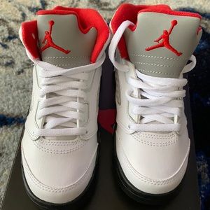 BRAND NWT Boys Jordan retro 5 size 11 red + white